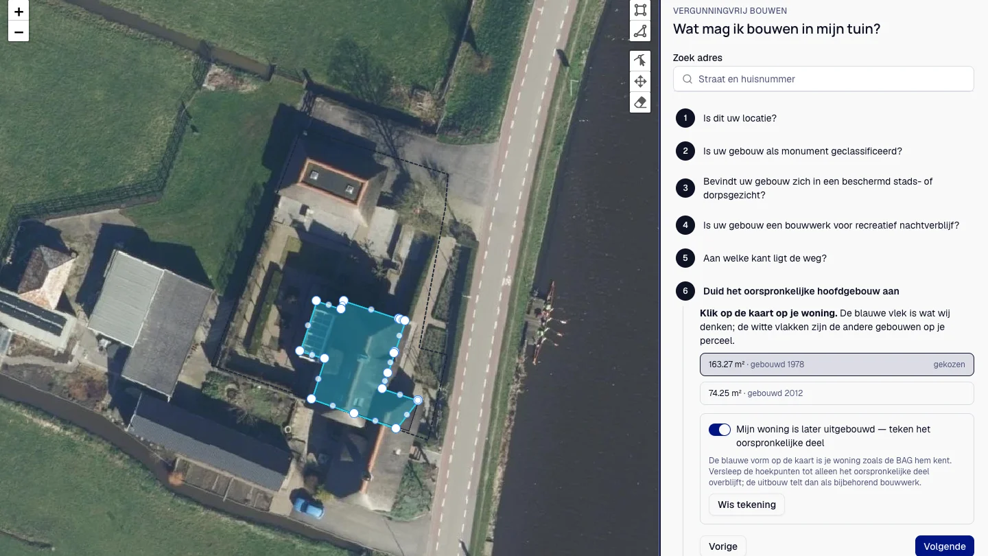De vergunningsvrije check: een perceel op de luchtfoto met het hoofdgebouw blauw ingetekend, naast de stappen van de check.